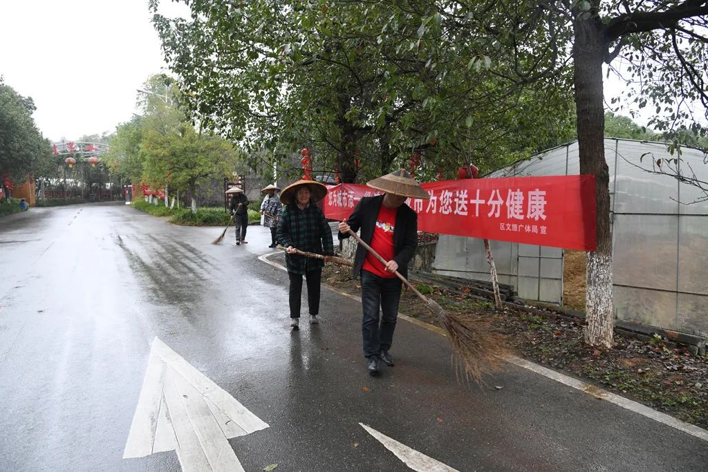 ​鹤城区双村村组织党员开展义务劳动建设文明家园