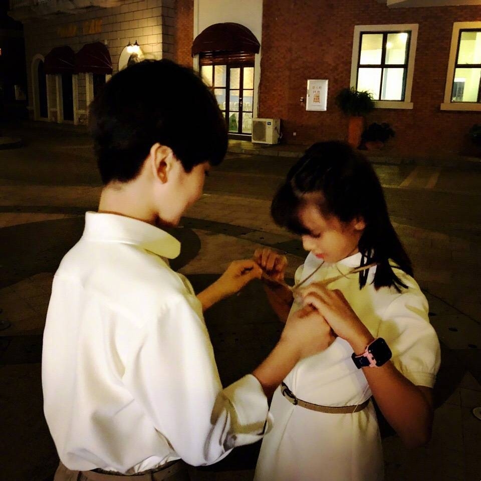 13歲天天長大了，穿西裝打領帶氣質佳，外形帥氣被讚像霸道總裁