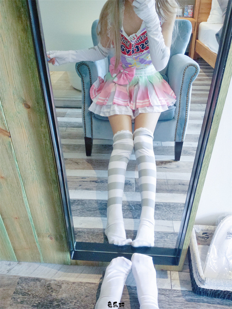 粉红短裙条纹袜，忍不住想咬一口