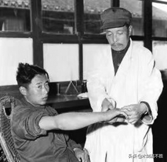 他大字不识一个，却成旷世神医，克林顿称他“东方蛇仙”