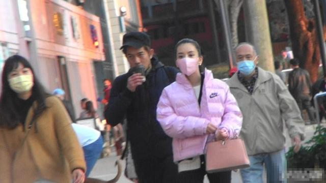 郭富城一家五口逛街，俩女儿不怕露正脸，小他4岁的岳母穿貂贵气