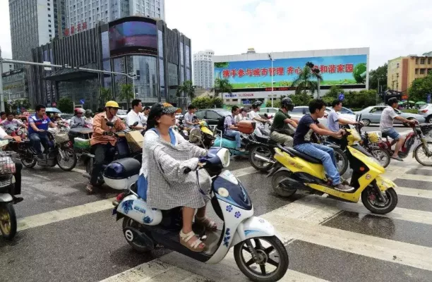 全国车主注意 11月起 电动两轮 三轮 四轮车上路有 新要求 社会热点 收录中国