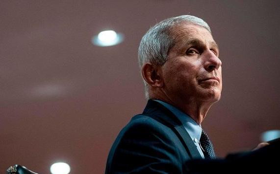 美國專家福奇透露一重大信息，華春瑩表態：中國願提供幫助