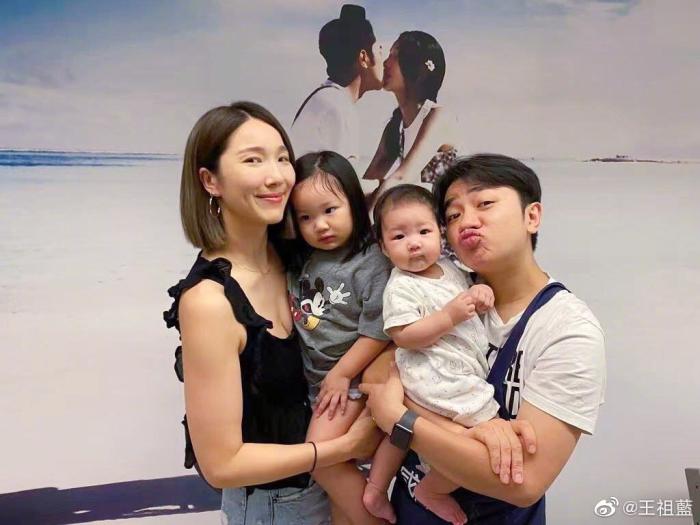 王祖蓝抱老婆人形立牌睹物思人，身高比例太绝，李亚男抱女儿卖萌