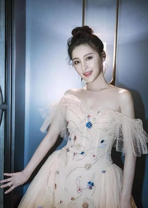 甘婷婷美得认不出，穿雪纺拖地连衣裙配丸子头