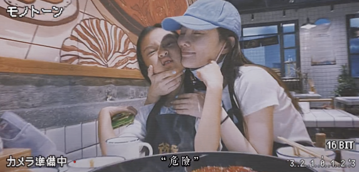 李小璐晒视频把甜馨亲成表情包，母女同款发型穿搭，像俄罗斯套娃
