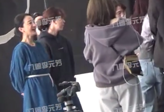 46岁周迅拍摄与旁人热聊，身形消瘦太单薄，此前因病无法连线采访