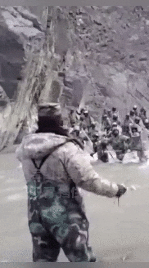 英雄团长祁发宝最新照片曝光，他手上拿的东西让人心疼