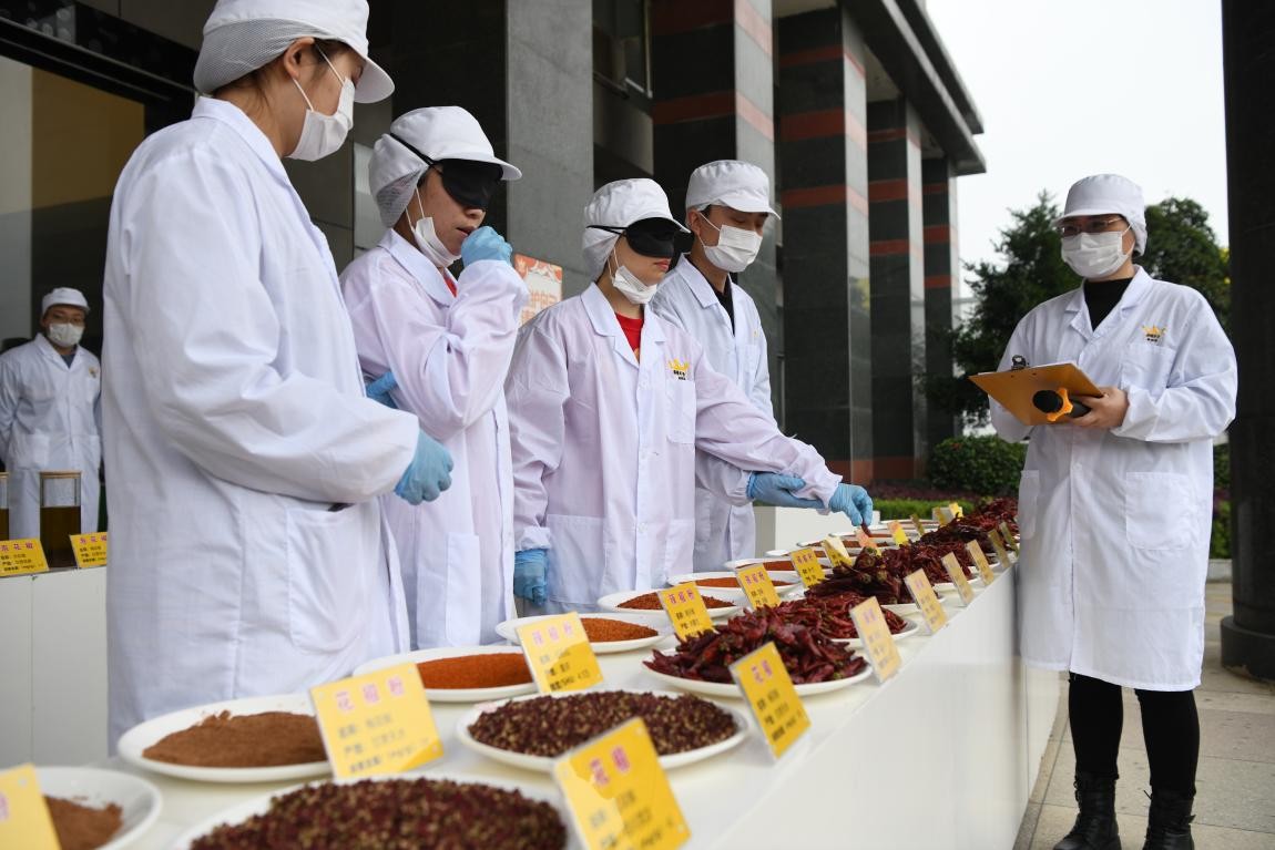 湖南辣条厂品辣师盲测：误差5%以内才合格