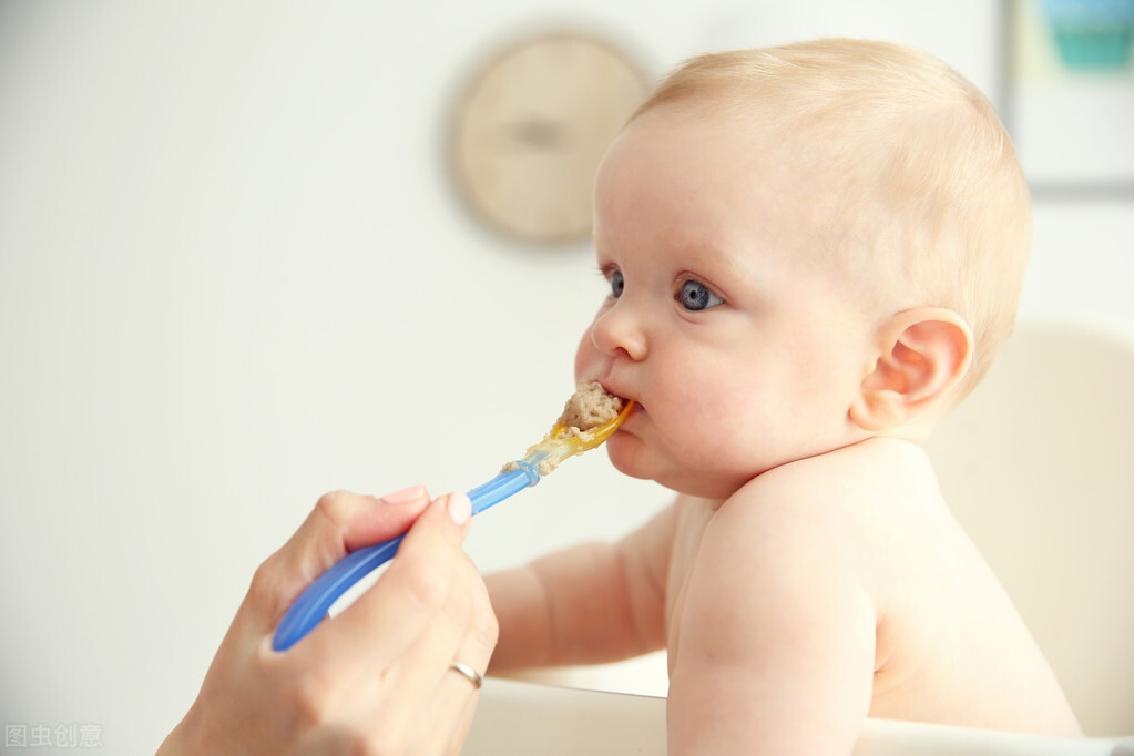 宝宝开始吃辅食之后，奶量要不要减少？新手妈妈该怎么安排？