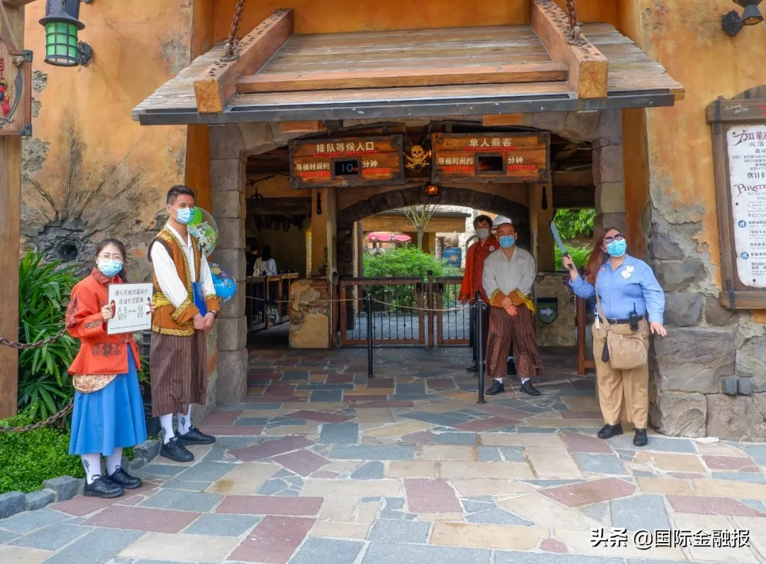 上海迪士尼重新开放首日初体验：隔排就坐玩项