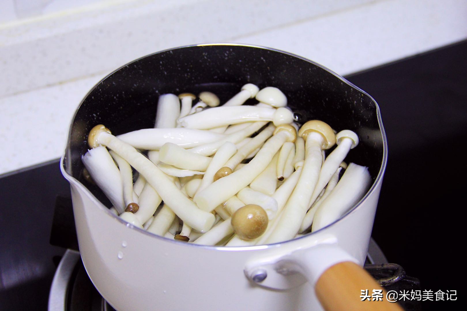 图片[7]-三鲜虾仁菌菇汤做法步骤图 营养又美味家人常喝对脾胃好！-起舞食谱网