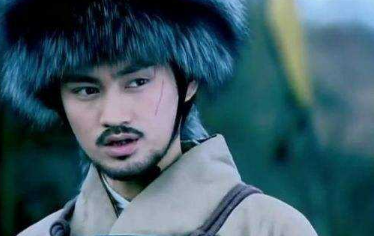 她因劝皇帝上早朝被冷落，后被大臣陷害致死，