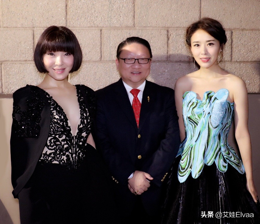 52岁陈红发福身材却丰满，穿紧身衣配包臀裙零赘