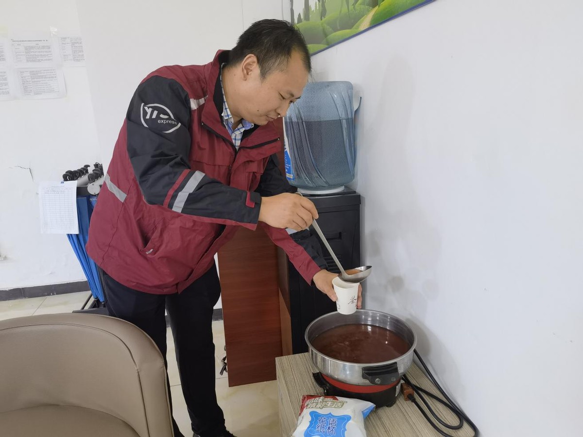 牢记初心使命 争取更大光荣丨67个服务点！我是快递小哥，爱上为你彻夜奔波