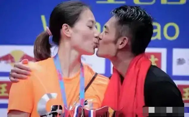 林丹4岁儿子太调皮！拿谢杏芳3万名牌包乱涂鸦，教育方式被狂赞