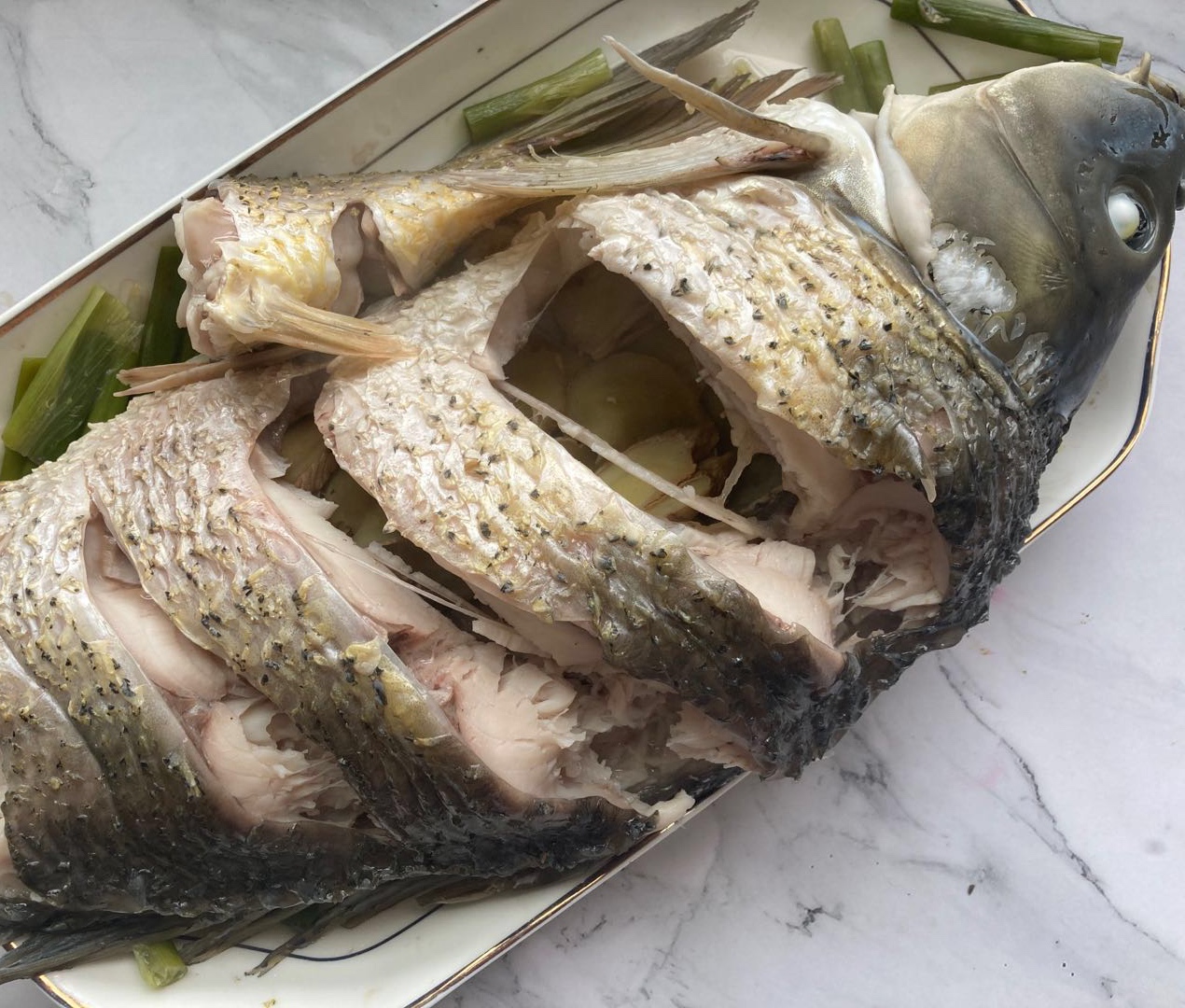 Follow Chef Wang Gang to make steamed fish without going to a restaurant. The taste is fragrant and tender, and the method is simple