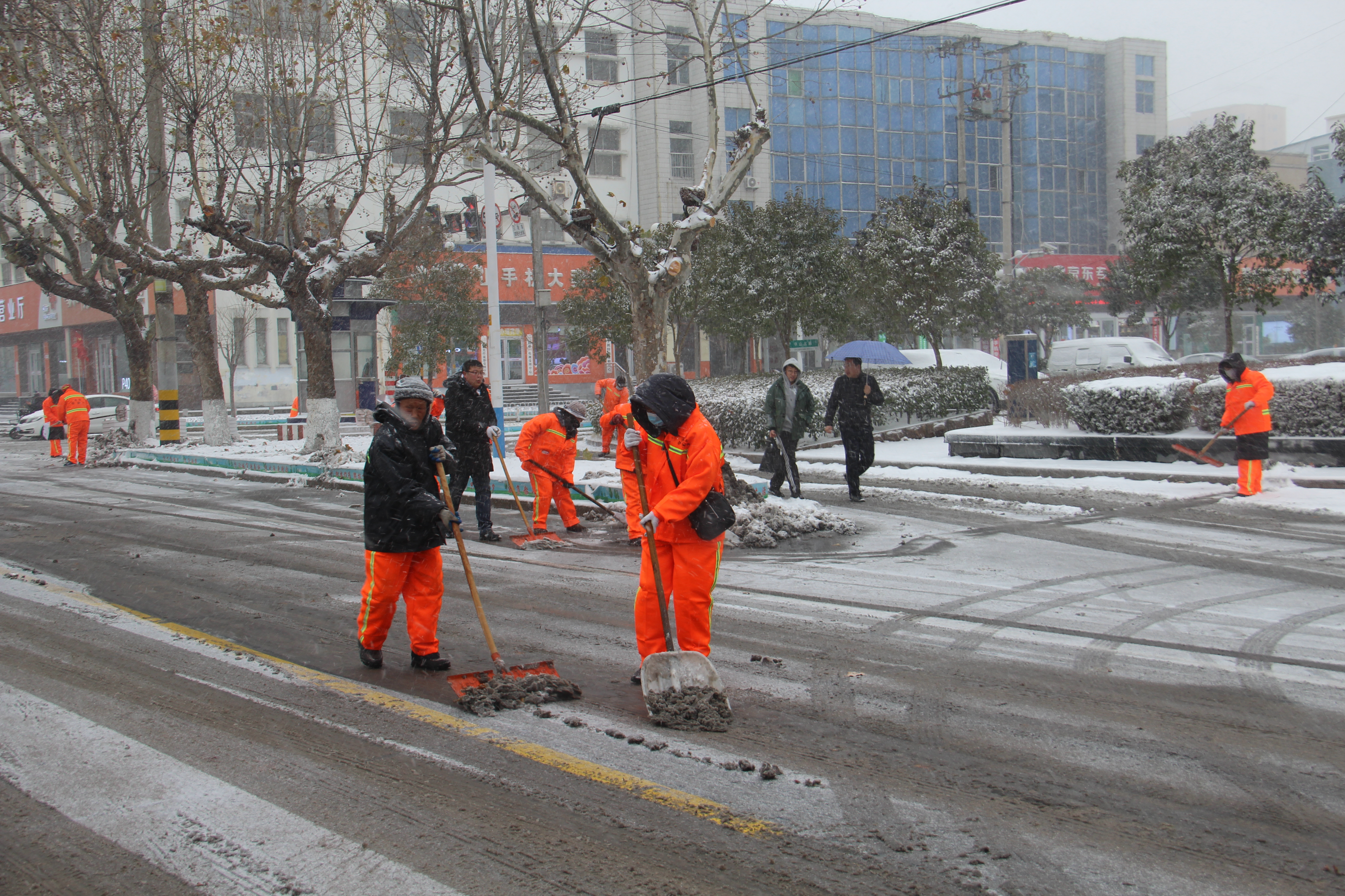 临沭县综合行政执法局全员出动扫冰雪确保市民安全出行