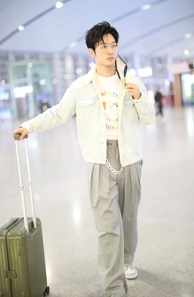 黄晓明瘦20斤后成功去“油”！潮男打扮走机场，竟一点都不违和