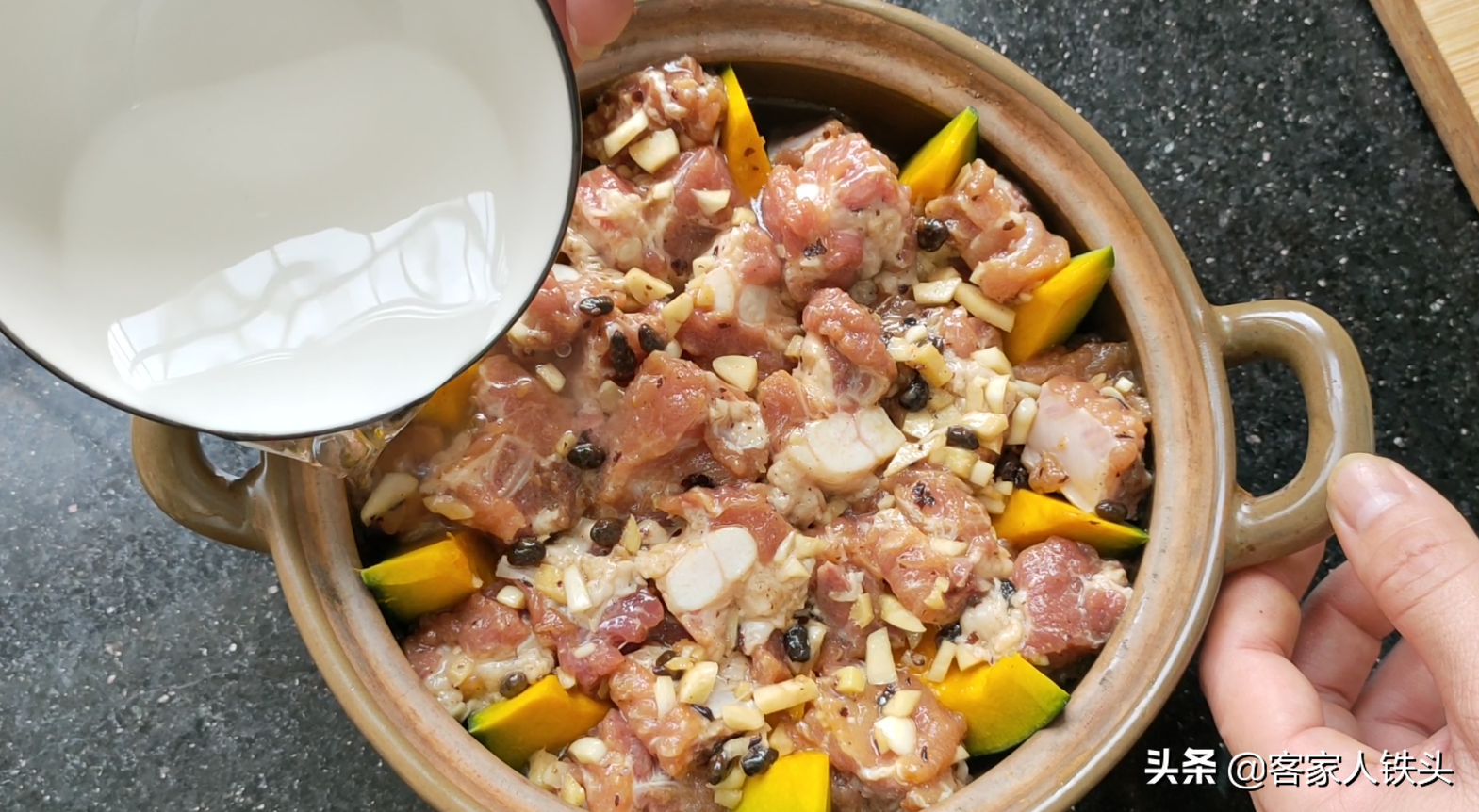 天越冷越愛吃一鍋南瓜排骨煲，口感嫩滑做法簡單，孩子搶著吃南瓜