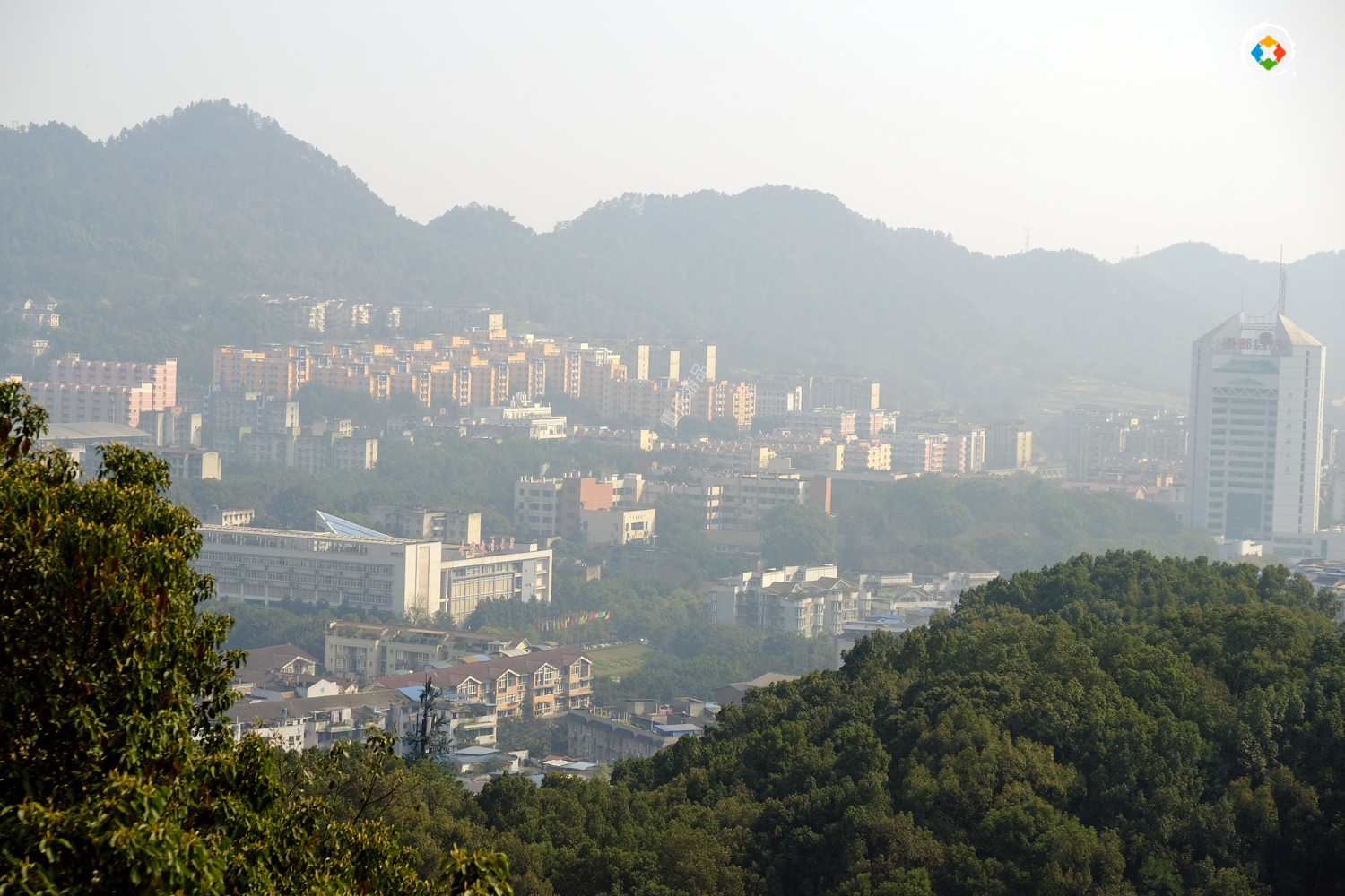 谁说重庆南岸区停滞不前？蓬勃发展的南滨路，已经达到国家级水平