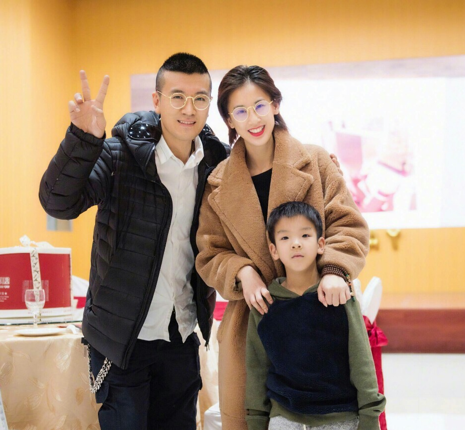 杨子居家穿万元奢侈品，豪宅曝光似宫殿，却用