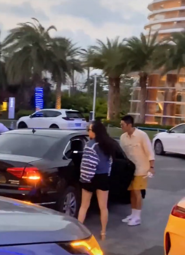 網友偶遇杜江夫婦，霍思燕與閨蜜熱聊把老公晾一邊，杜江獨自發呆