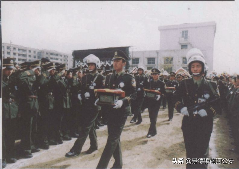 中国大案纪实｜1999年中国头号袭警大案：银川420炸毁110警车残杀4名巡警