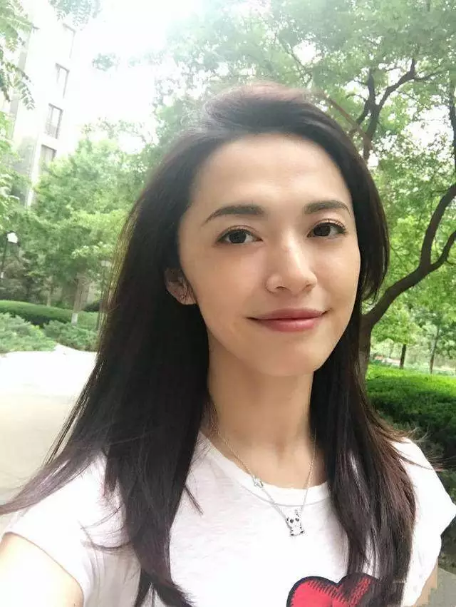 王菲帶女兒聚會，換新髮型攜眾友人為李嫣帶貨，李嫣在媽面前清純