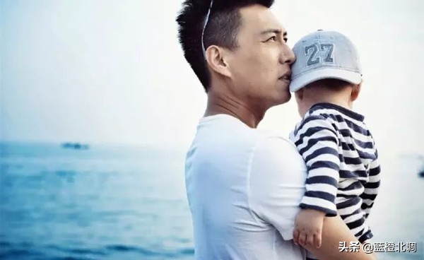 “妇女杀手”靳东的苦甜情史，和他背后的2个离