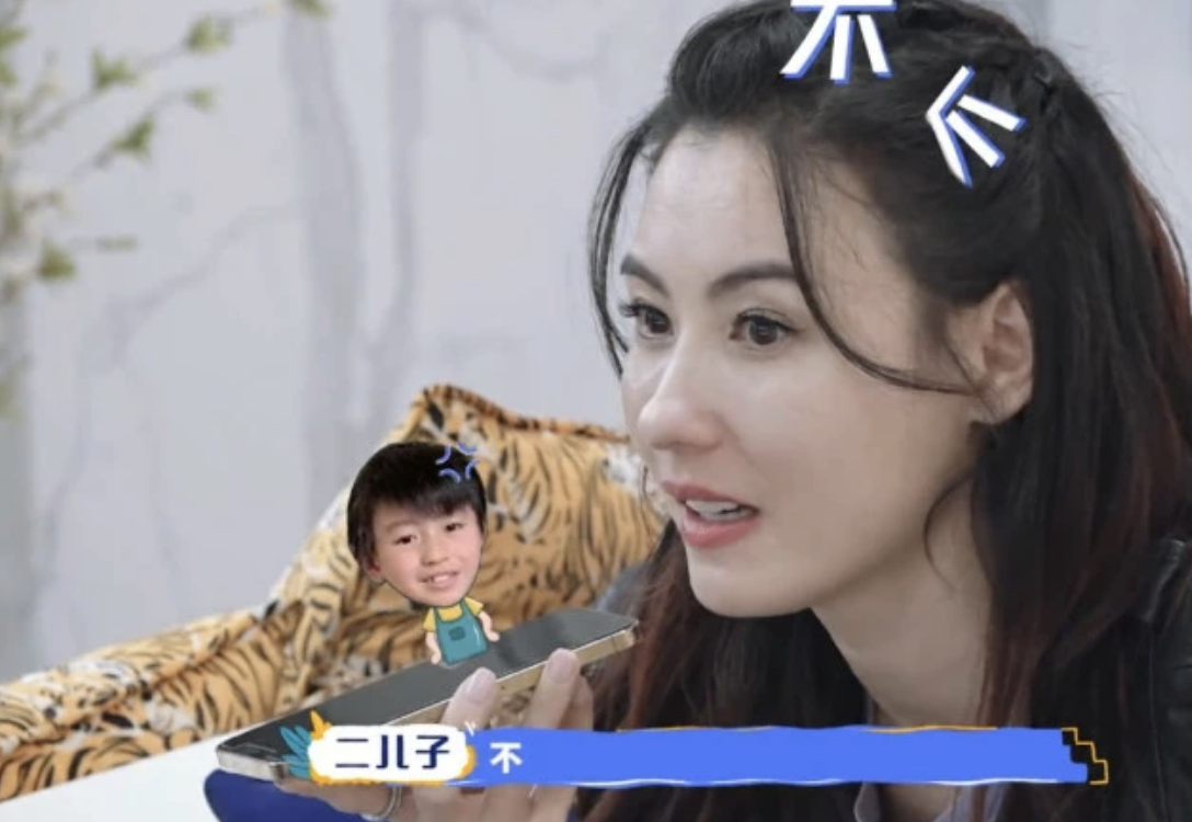 張柏芝帶兩個兒子逛街被偶遇，兄弟倆乖巧隨行，身邊還有保鏢護駕
