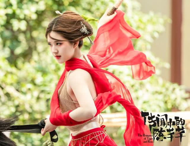 陈芊芊有6套衣服：图1少女，图2惊艳，图3可爱，图6心动了