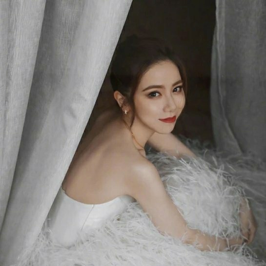 邓紫棋男友曾被判入狱，性格暴躁易伤人，为隐瞒事情帮男友频发文