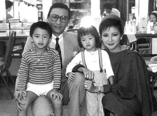谢贤风流又长情，和小49岁COCO的“爷孙恋”，分手后付千万分手费