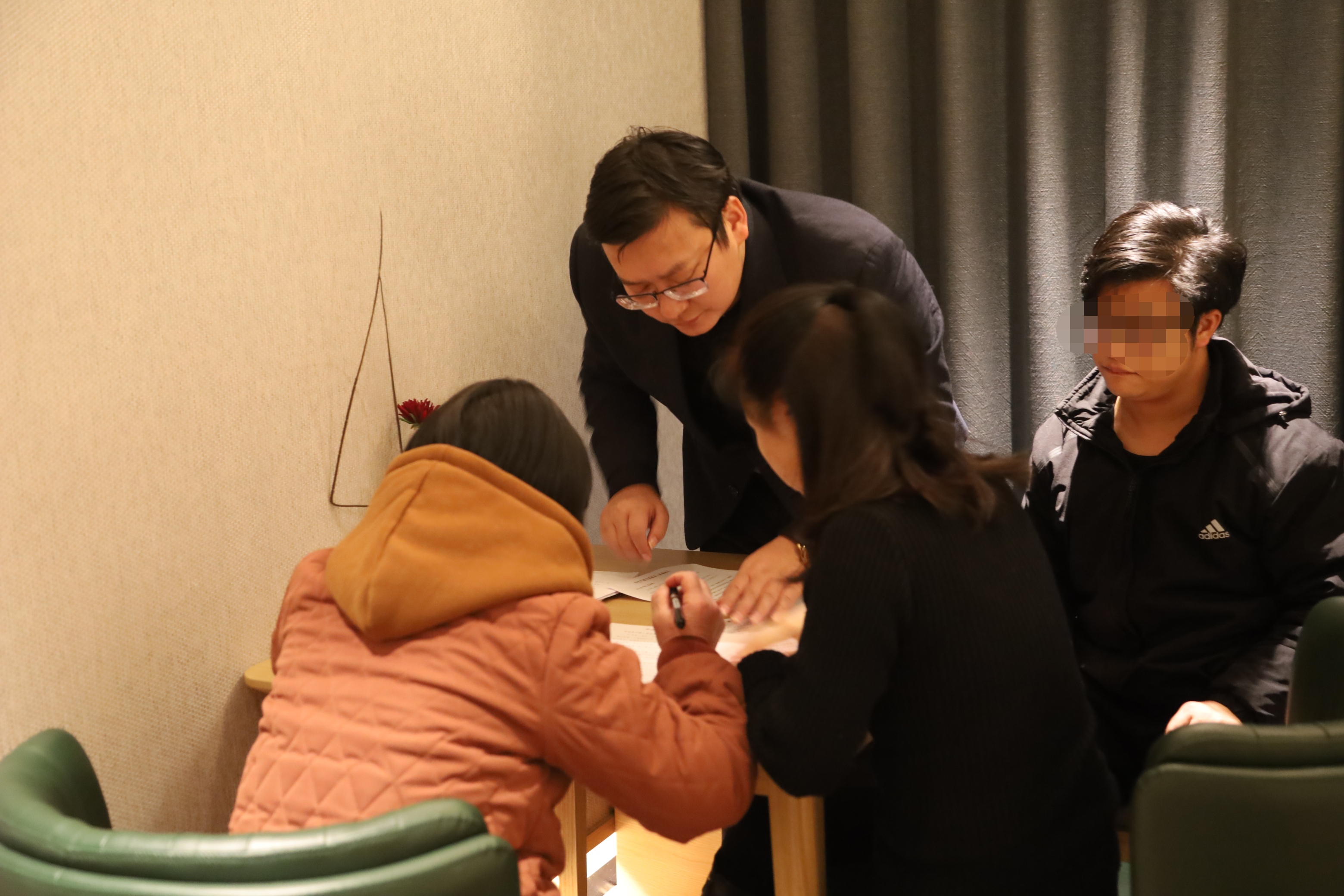筹拍《操场》未获埋尸案邓世平亲属授权，海报提“16年前惊天血案”，导演称“我不负责”律师称不排除起诉