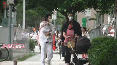 郭碧婷帶娃出行，倆保姆一保鏢護駕，向華強抱孫女溜滑梯童心未泯