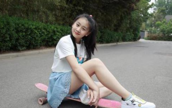 田亮女兒“逆天式發育”，12歲身高近一米七，長腿吸睛又美又颯