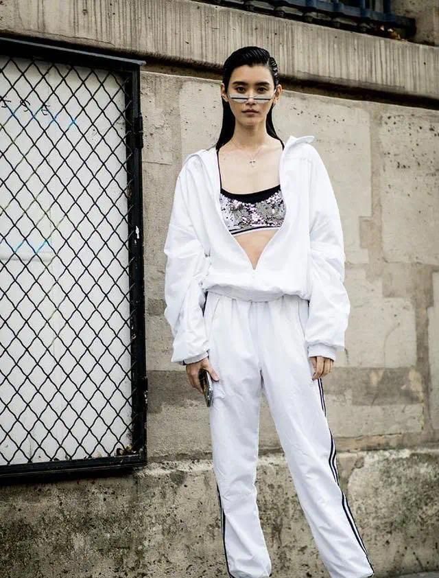 最近火了一种裤子：叫“卫裤”，遮肉显瘦又显