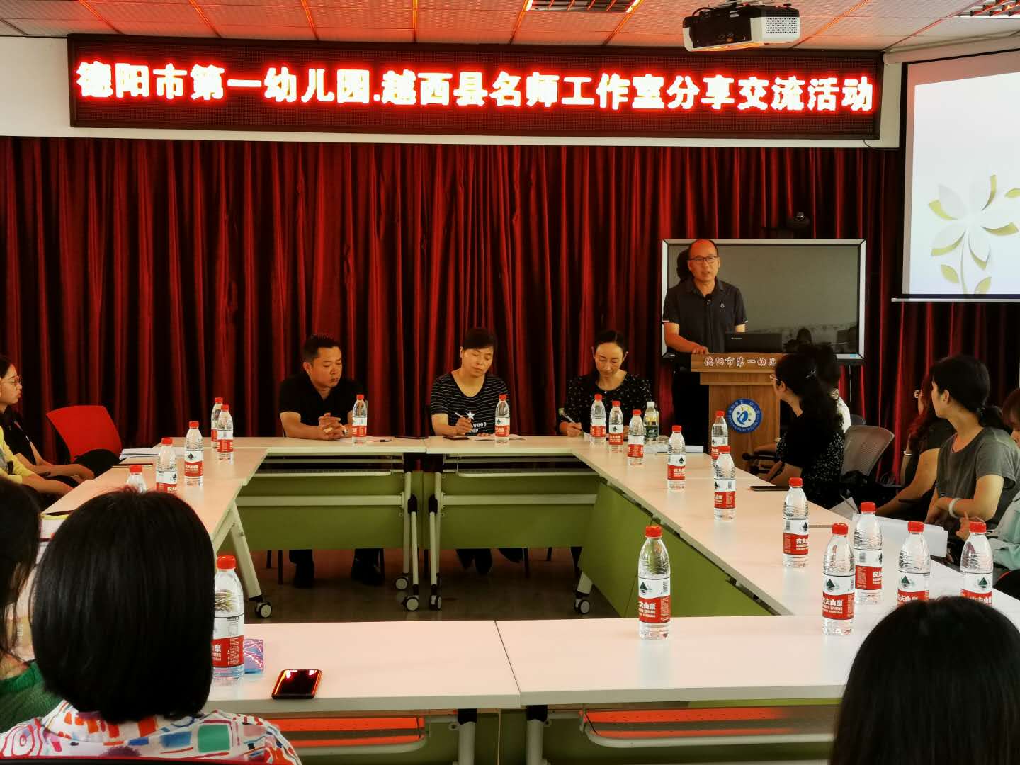 越西县名师工作室一行到德阳市第一幼儿园参观交流