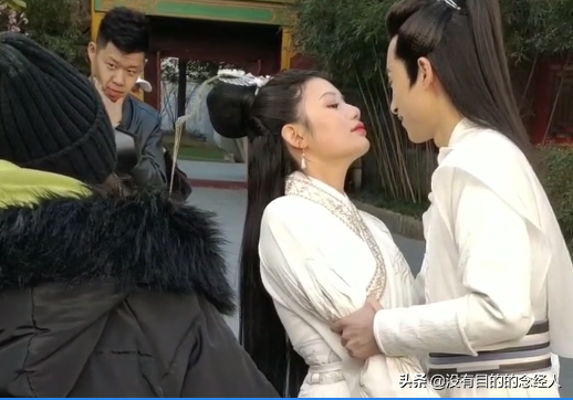女演員拍吻戲沒(méi)經(jīng)驗(yàn)，一個(gè)鏡頭拍十幾條，導(dǎo)演：底片不要錢(qián)的啊？