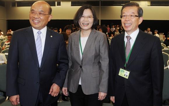 台湾�名嘴�惊爆：谢长廷将代替苏贞昌接任台�行政院长�