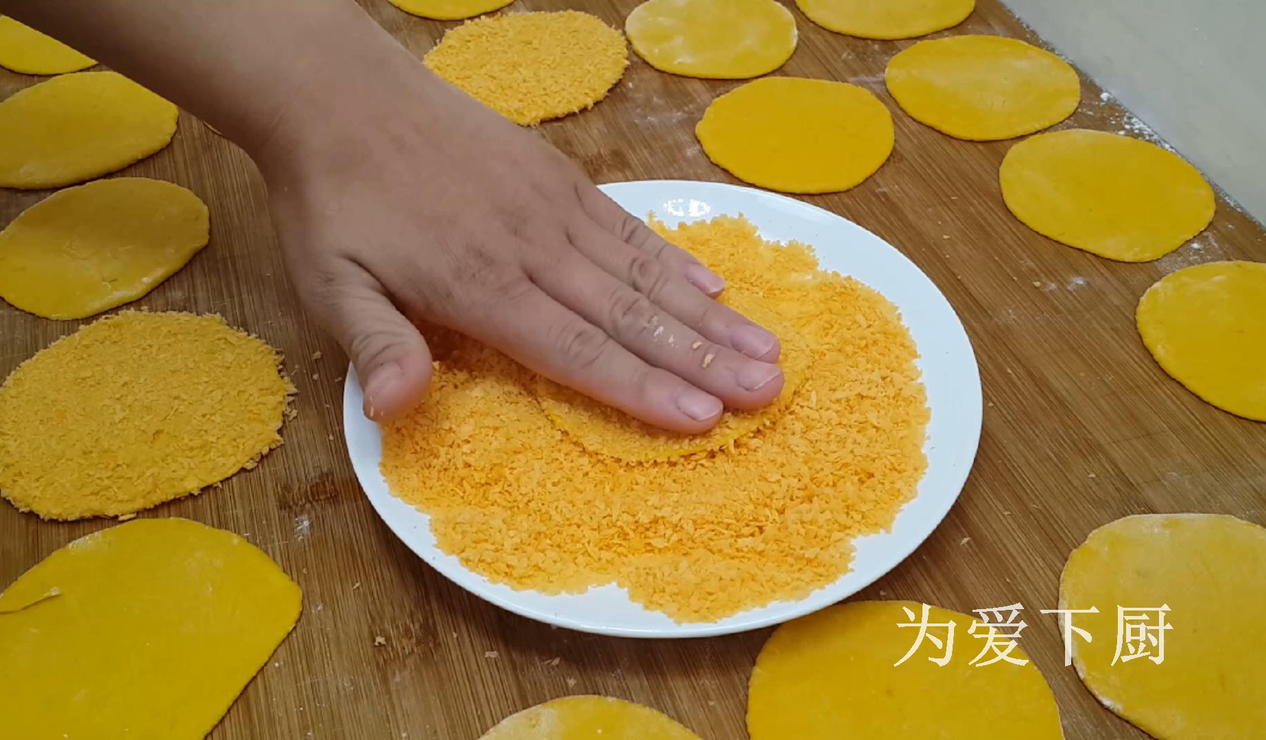 面粉别炸油条了，加半个南瓜，个个金黄鼓大泡，比面包蛋糕还香