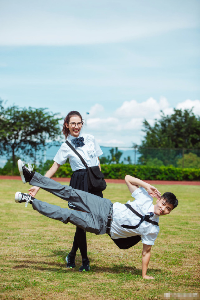 蔡少芬张晋穿学生装甜蜜放闪，夫妻俩逛操场骑单车，宛若校园情侣