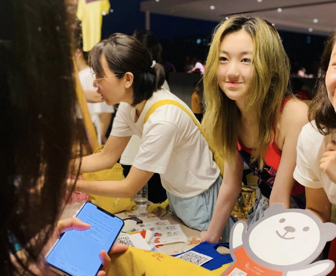 李亚鹏父女办公益筹善款，李嫣身高出众，和爸爸只有半个头的距离