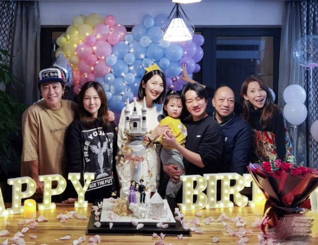 王祖藍邀好友為老婆慶生，一家三口同吹蠟燭，李亞男超大孕肚搶鏡
