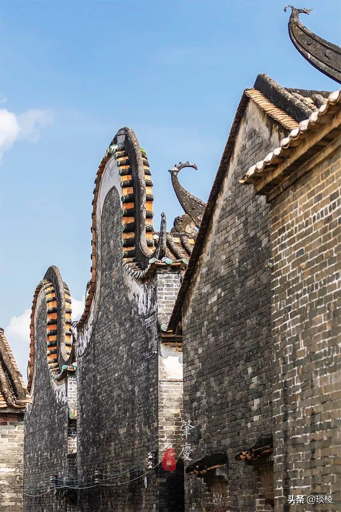 A mysterious "gossip village" actually uses house walls to make village walls, so thieves will get lost