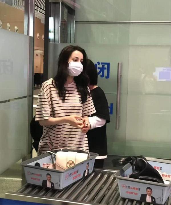 迪丽热巴被求婚后现身机场状态不佳，助理寸步