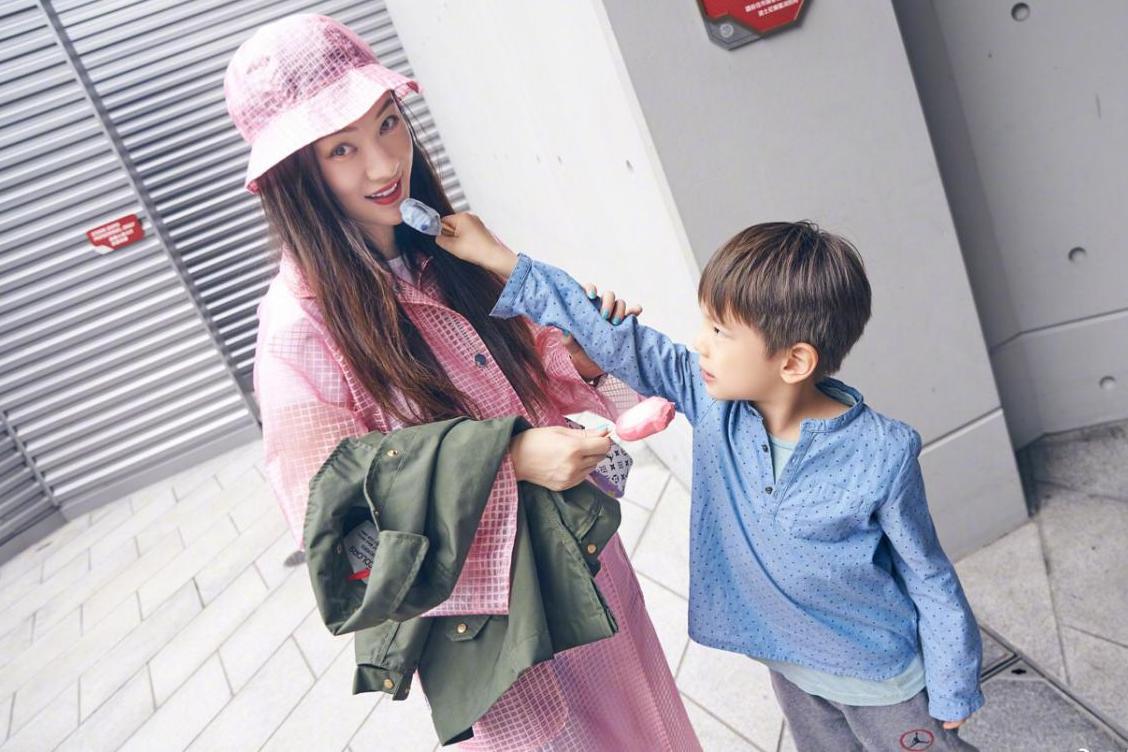 嗯哼4岁就能回答难题，霍思燕教育方法值得学习，她做了什么