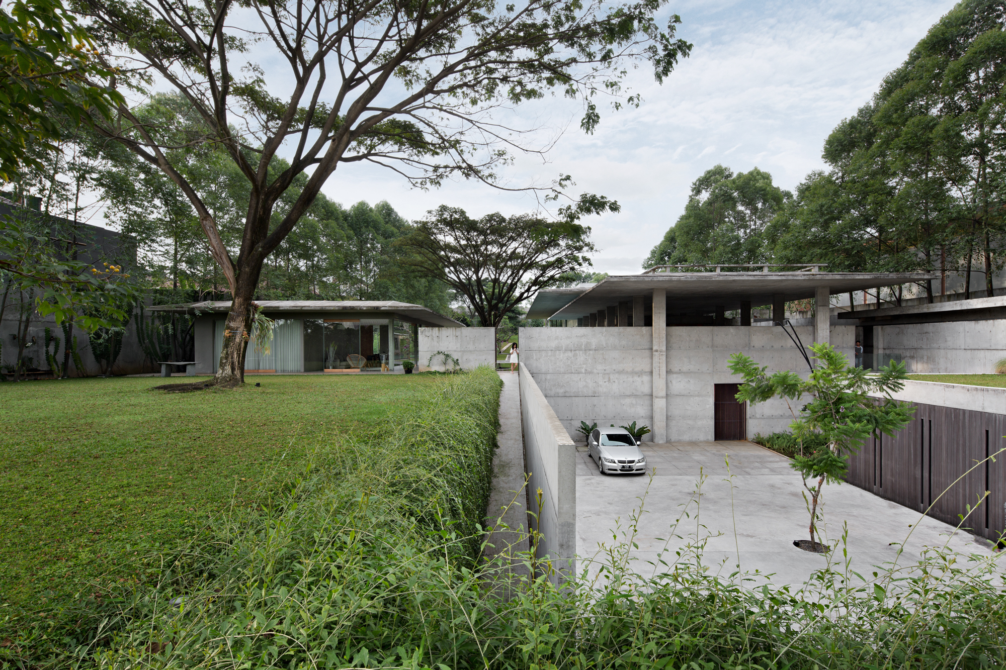 2000m²清水混凝土别墅，仅四居室却有700m²水池和3000m²花园