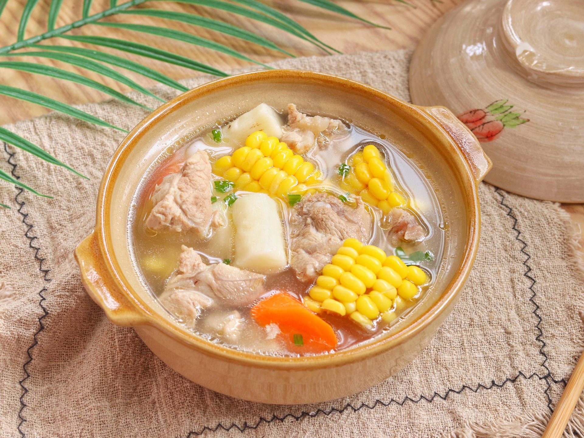 山药玉米猪骨汤做法，食材简单，汤鲜浓郁一点也不油腻